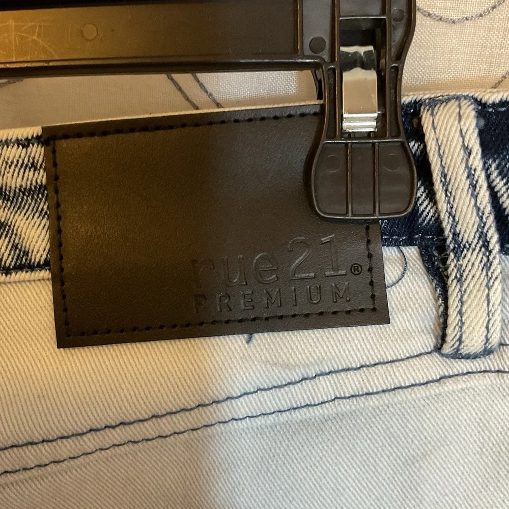 Rue 21 Premium Denim Mens Jean Shorts Patchwork Supreme Flex Graffiti Size 30 - Picture 3 of 7